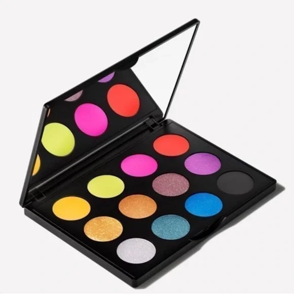 MAC It's Designer Art Library Eye Shadow Palette - Picture 2 of 6
